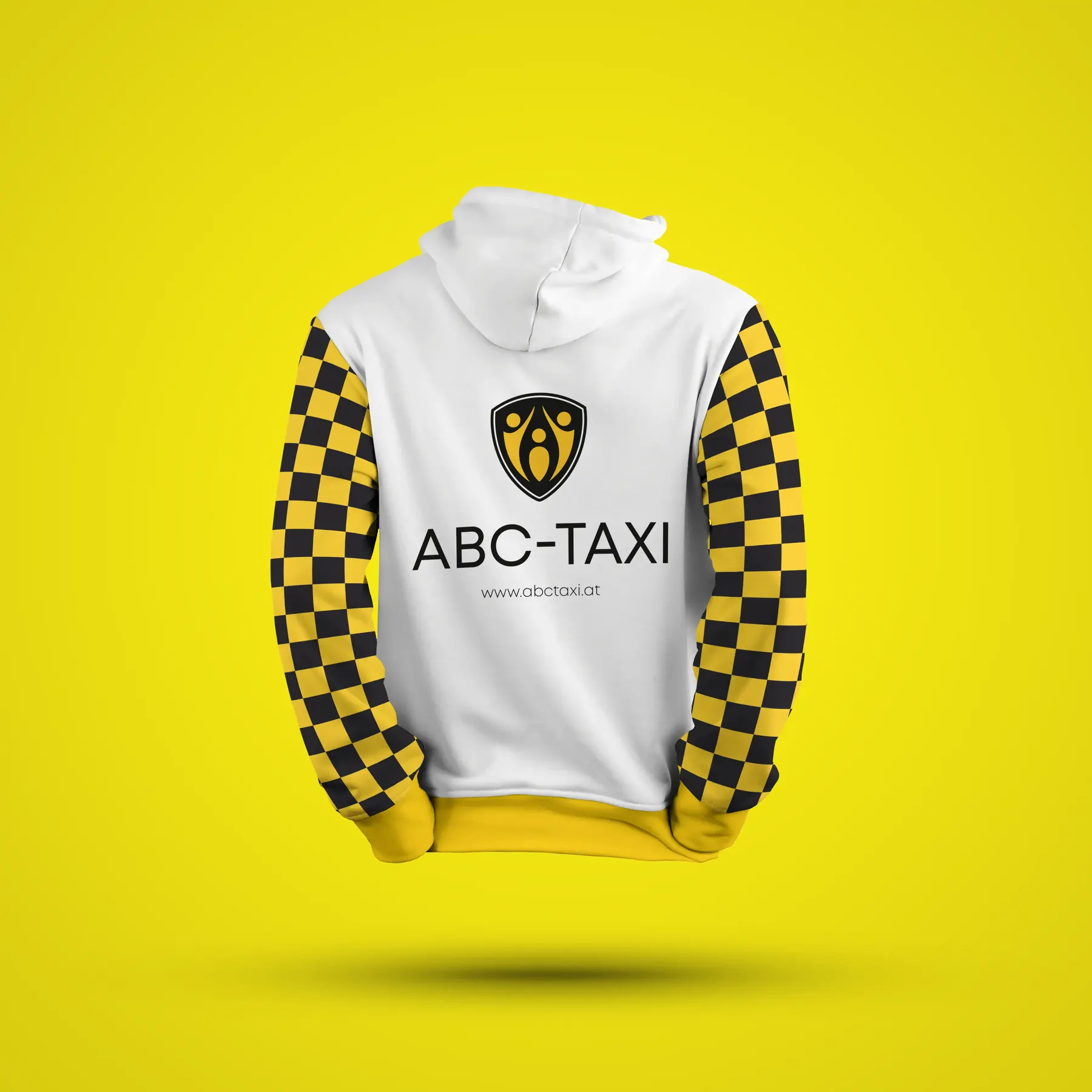 Hoodie mit dem Logo von ABC Taxi Flachau