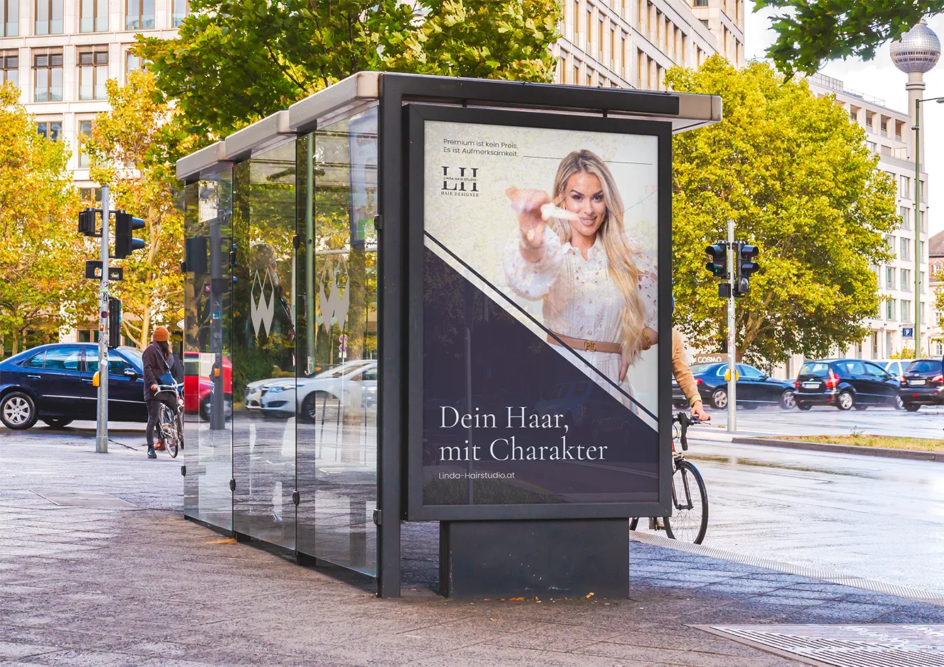 Plakat von Linda Hair Studio in einem Wartehäuschen an der Straße
